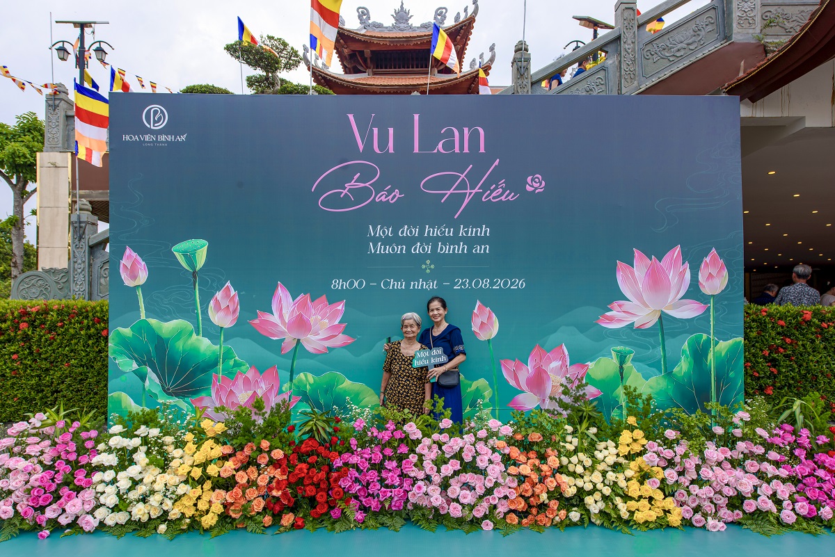 Các gia đình quay trở lại Hoa Viên Bình An trong mùa Vu lan ấm áp - Ảnh: DNCC