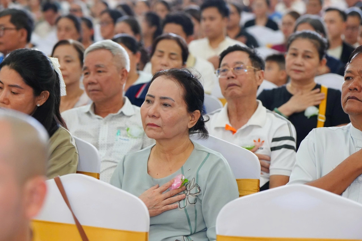 Nghi thức “bông hồng cài áo” đầy xúc động trong chương trình Vu lan