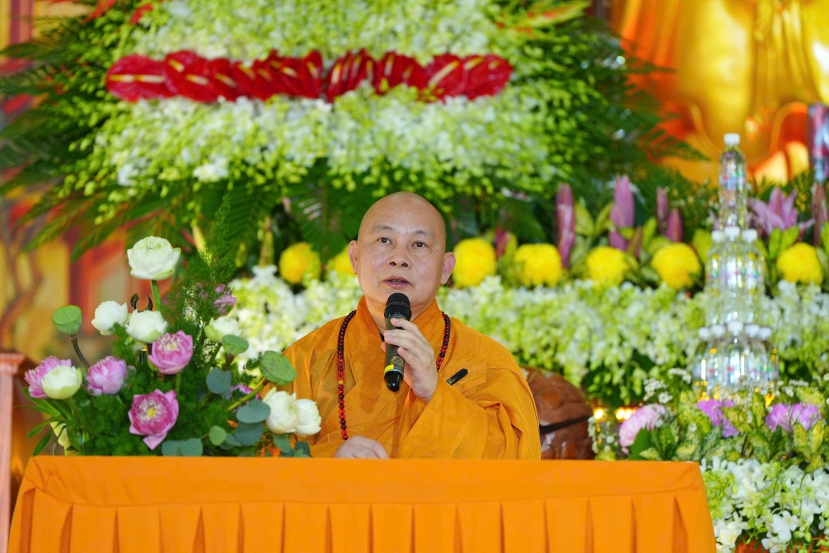 Thượng tọa Thích Giác Hiệp giảng pháp tại Hoa viên Bình An (Ảnh: CĐT).
