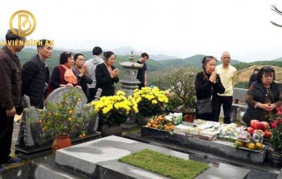 Gợi ý đi thăm mộ nên mua hoa gì để không phạm tâm linh