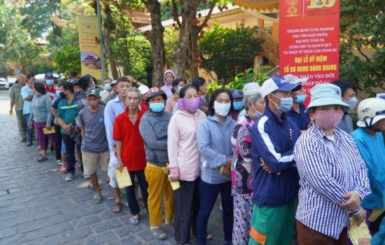 HOA VIÊN BÌNH AN TÀI TRỢ 500 PHẦN QUÀ TỪ THIỆN NHÂN DỊP 100 NĂM NGÀY SINH TỔ SƯ MINH ĐĂNG QUANG