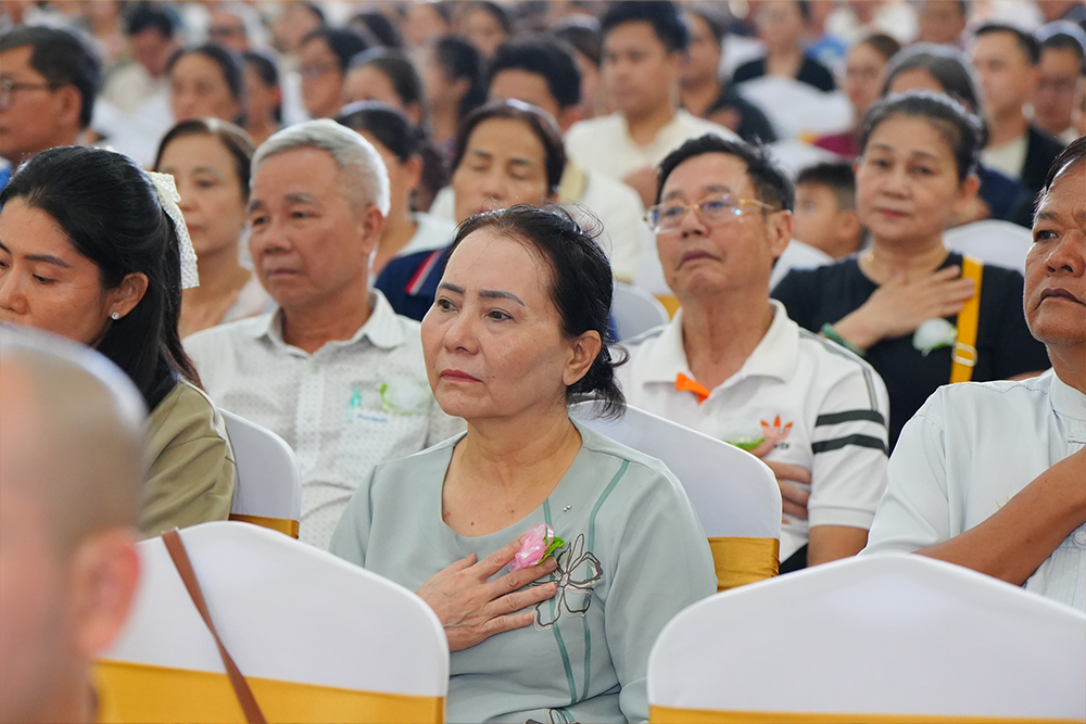 Nghi thức “bông hồng cài áo” đầy xúc động trong chương trình Vu lan