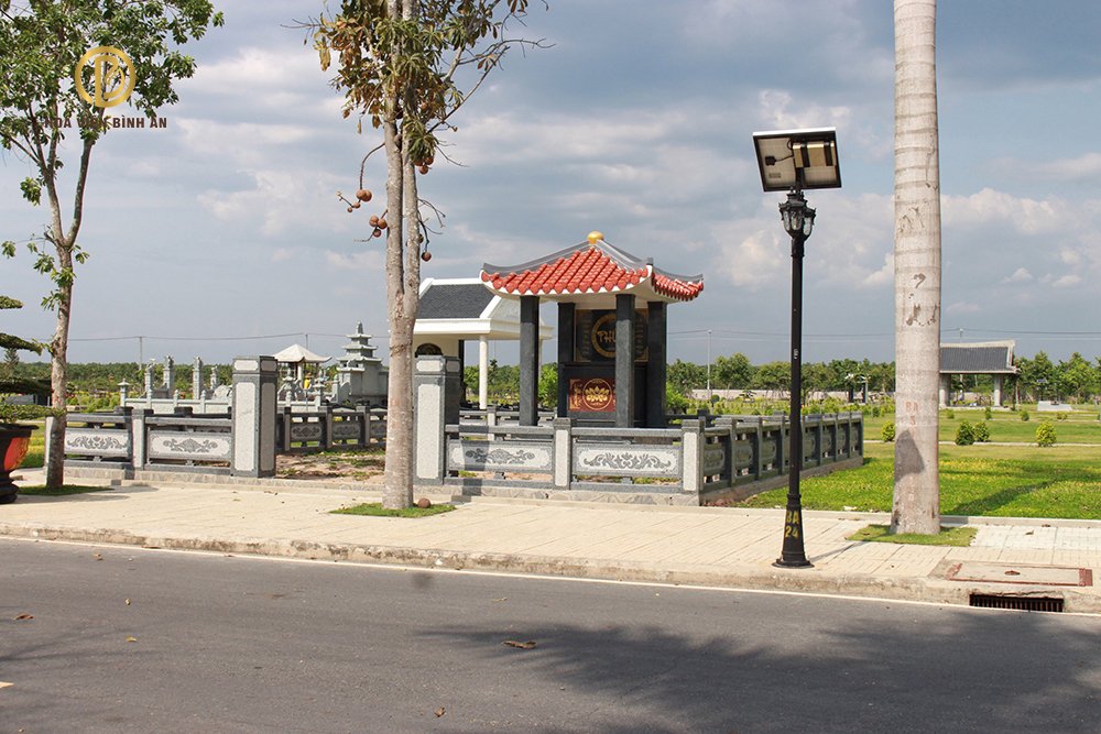 Hàng rào, lan can có tác dụng che chắn và là đường ranh giới với các mộ phần gia tộc khác