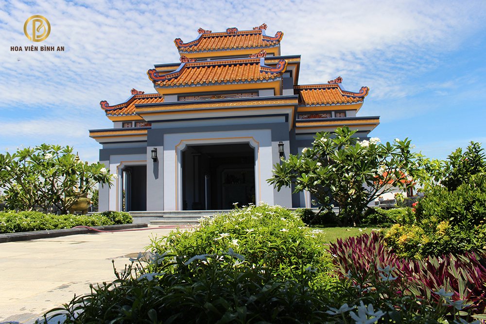 Nên lựa chọn những cây thể hiện sự hiên ngang, kiên cường 