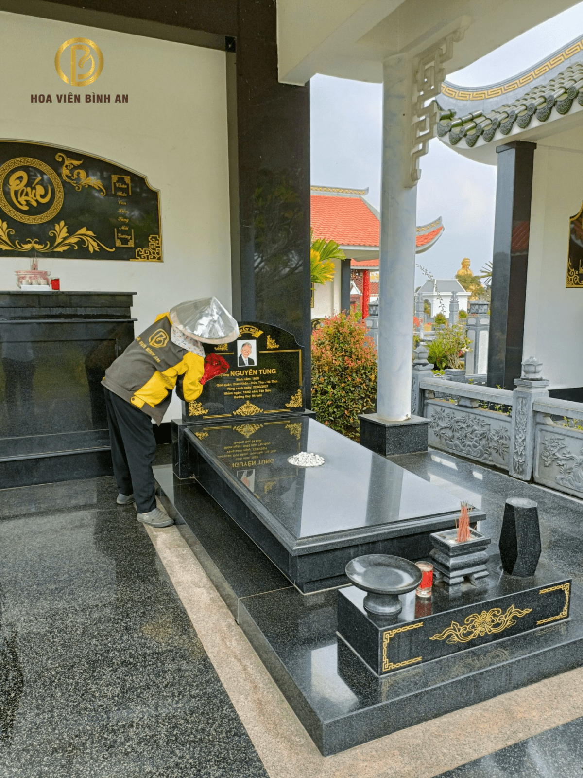 Chăm sóc mộ phần bằng tất cả lòng thành kính