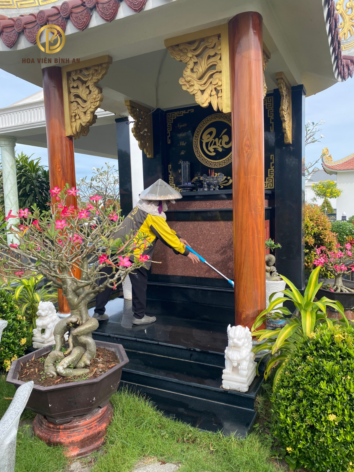 Mộ phần được chăm sóc thường xuyên bởi đội ngũ nhân sự chuyên nghiệp