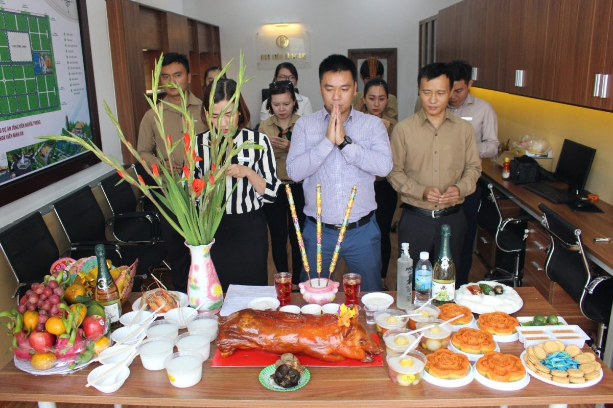 Ban lãnh đạo Hoa Viên Bình An cùng nhân viên văn phòng Q1 thắp nhang khai trương văn phòng
