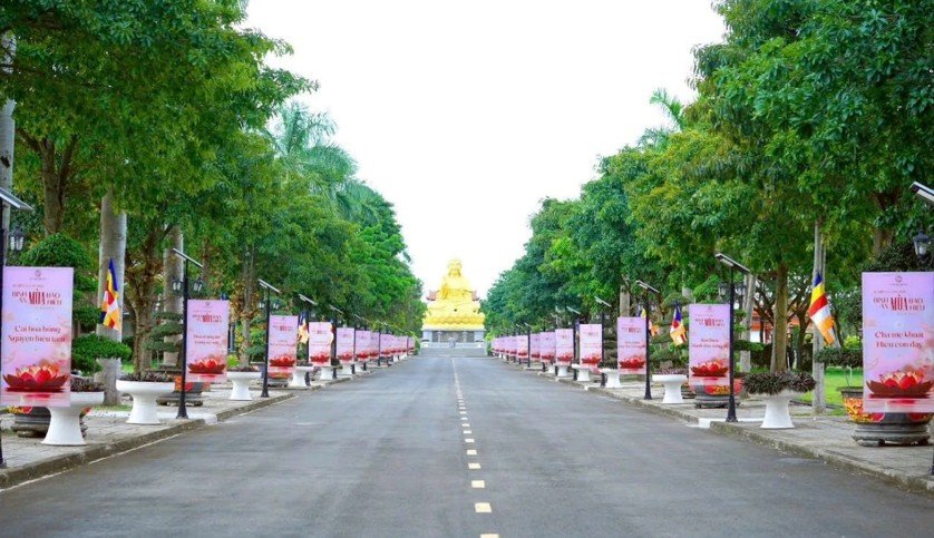 Hoa viên Bình An rực rỡ trong mùa Vu Lan