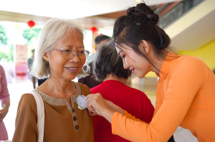 Nghi thức bông hồng cài áo tại sự kiện