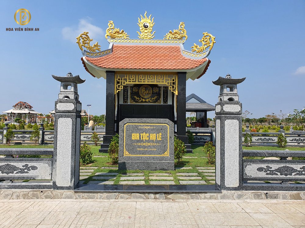 Quang cảnh xung quanh mộ nên có cây xanh tươi tốt